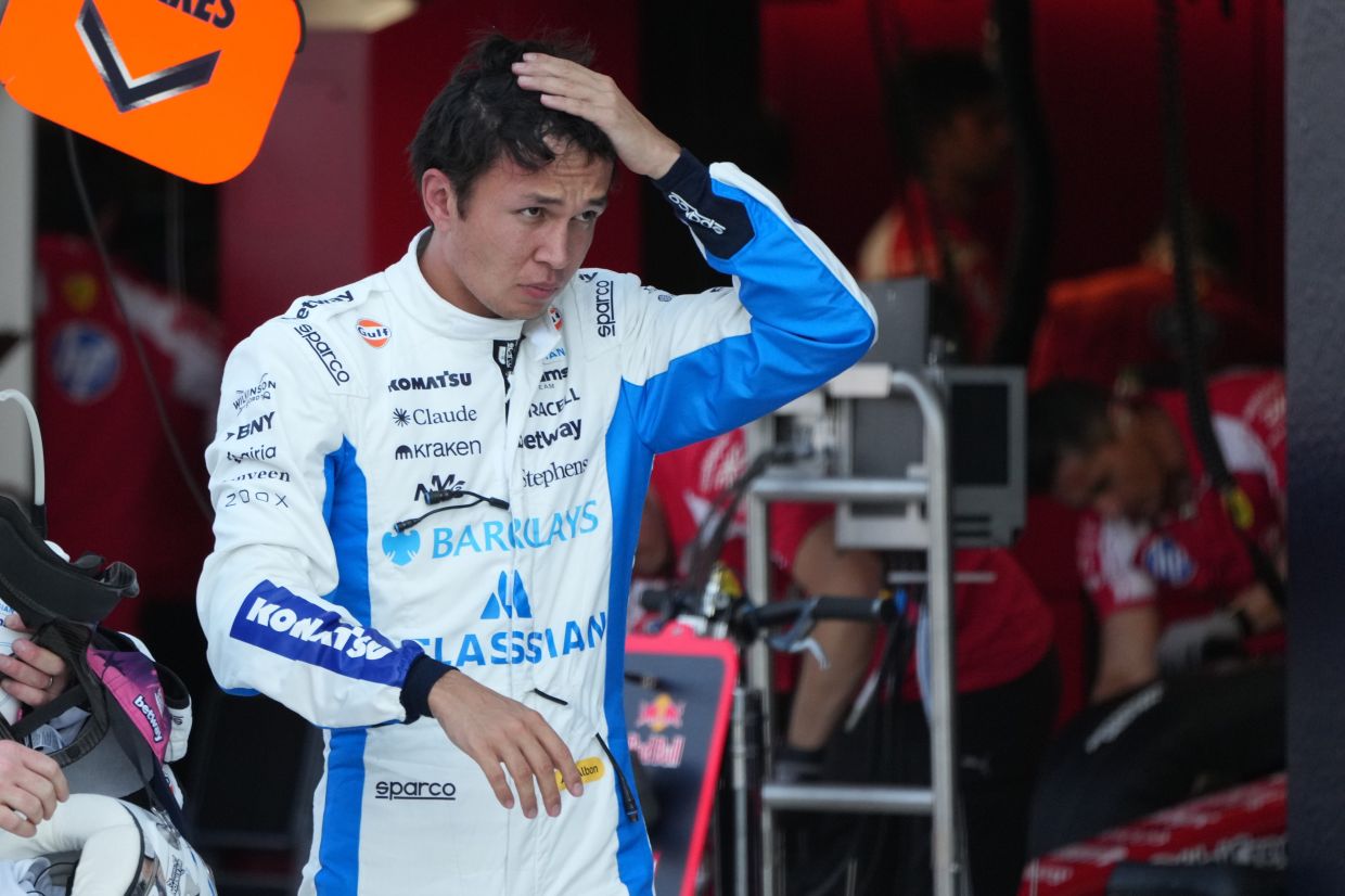 Williams driver Alexander Albon of Thailand walks back to his pits after failing to complete during the qualifying session for the sprint race ahead of the Miami Formula One Grand Prix in Miami Gardens, United States. -- AP Photo/Lynne Sladky