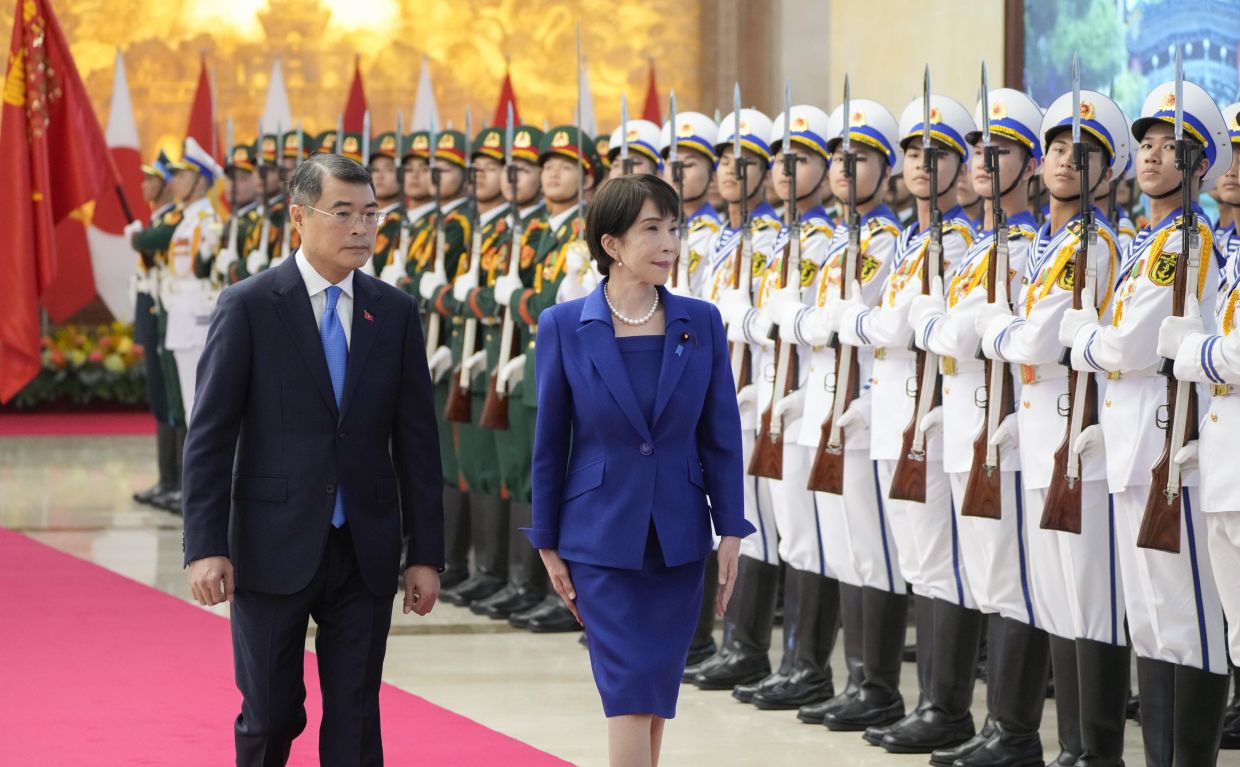 Japanese Prime Minister Sanae Takaichi, center, and Vietnamese Prime Minister Le Minh Hung, left, attend the welcome ceremony in Hanoi, Vietnam, on Saturday, May 2, 2026.-- Photo: Kyodo News via AP