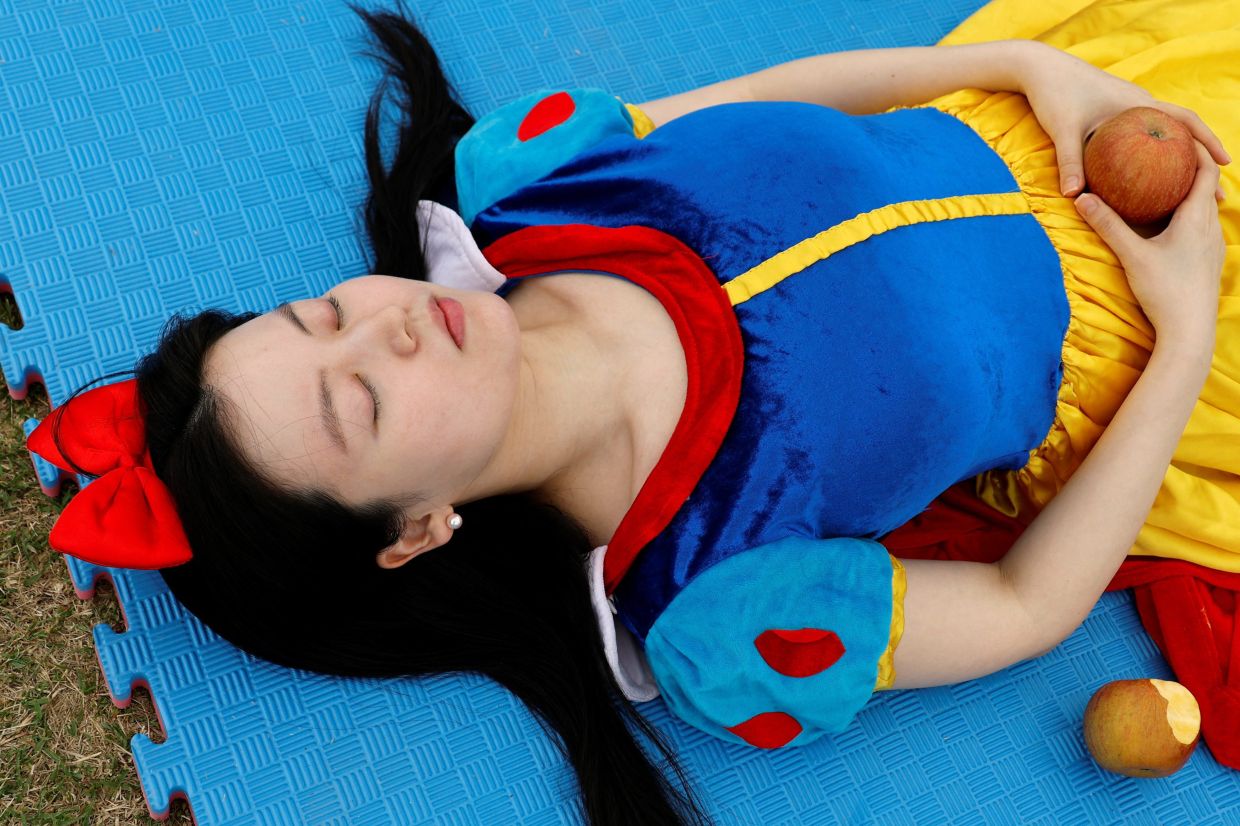 A participant wearing a Snow White costume sleeps during the 2026 Power Nap contest at Han River park in Seoul, South Korea, on Saturday, May 2, 2026. -- Photo: REUTERS/Kim Soo-hyeon
