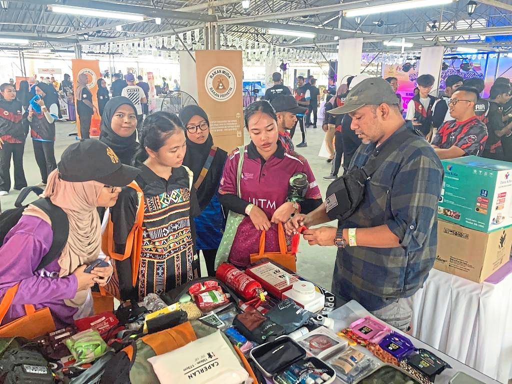 Youths today are also interested to learn more about prepping and survival kits. — Photos by Upmy