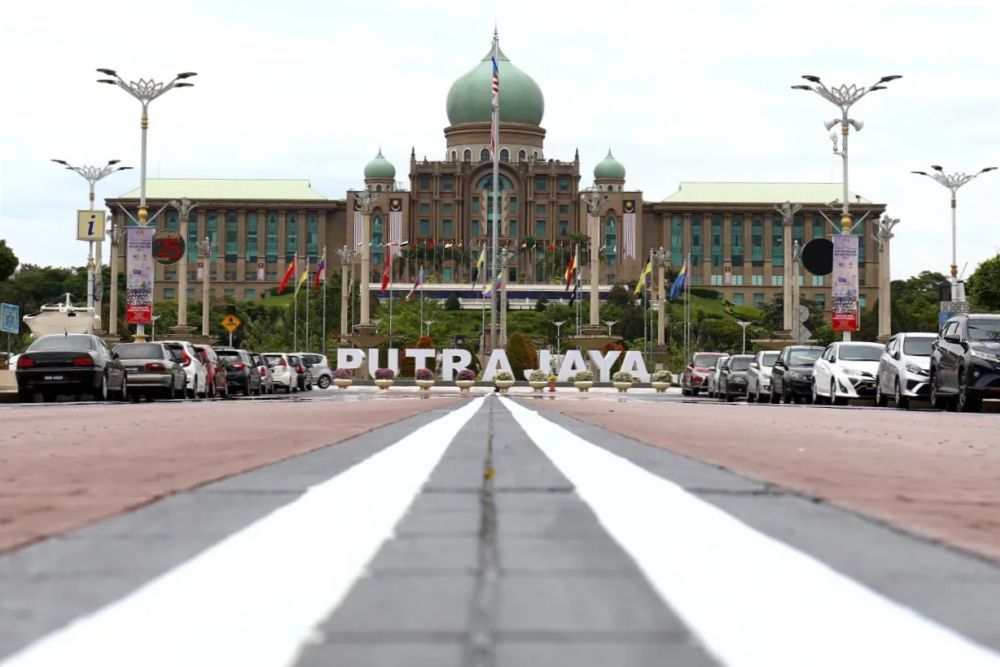 The government is tightening its own belt through internal cost-cutting measures rather than reducing development and welfare expenditure for the people, said Steven Sim.