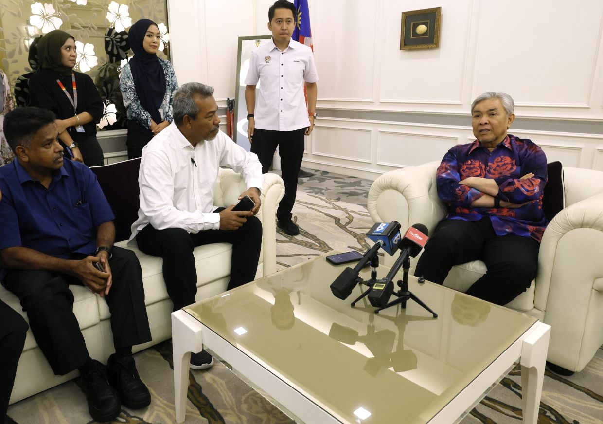 The Umno president said Mohamad has consistently sought solutions through discussions with party leaders to defuse the situation.
