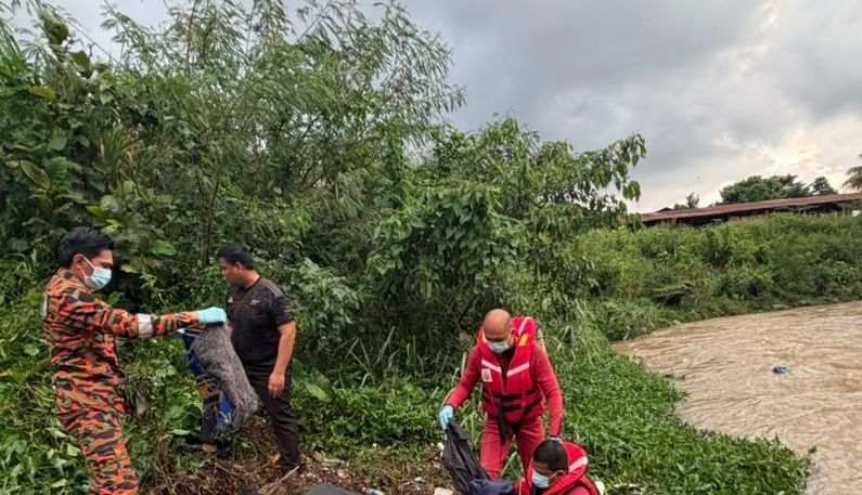 Perak Fire and Rescue Department assistant director (operations) Sabarodzi Nor Ahmad said the body was discovered in the river along Jalan Izzudin Shah.