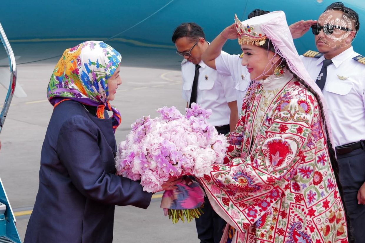 Her Majesty was received by Uzbekistan's Minister of Preschool and School Education Ezozkhon Karimova and Deputy Foreign Minister Bobur Usmanov.