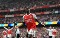 Soccer-Arsenal breeze past Fulham to open six-point gap over Man City