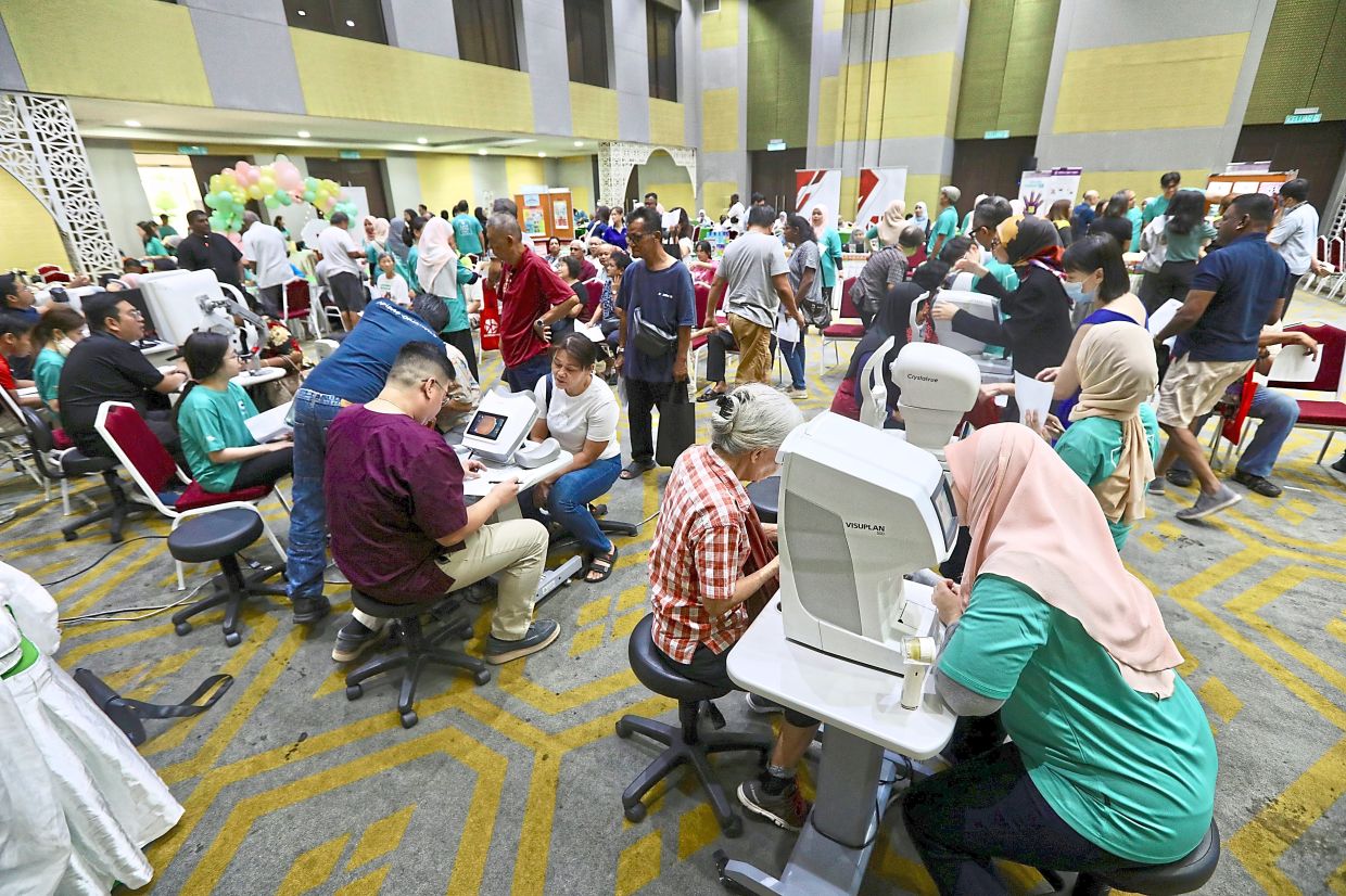 Left: Some 300 Klang folk came to get their eyes checked during the Glaucoma Carnival at Dewan Hamzah. — Photos: LOW LAY PHON/The Star By EDWARD RAJENDRAedward@thestar.com.my