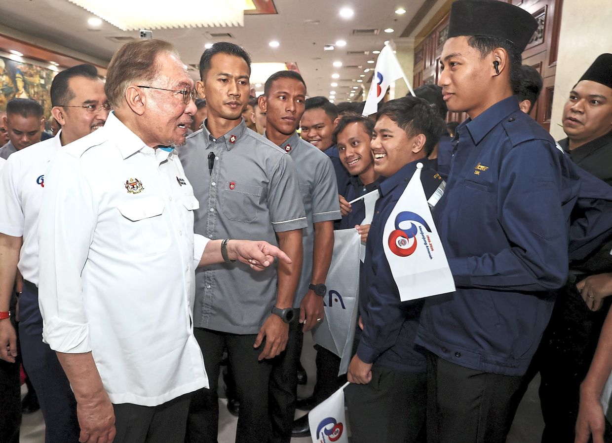 Warm greetings: Anwar stopping to chat with Mara students during his arrival at the Mara 60th Anniversary in WTC Kuala Lumpur. — ART CHEN/The Star
