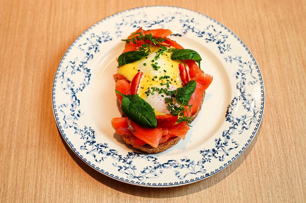 The smoked salmon eggs Benedict highlights the purity of free-range eggs sourced from Kampar, Perak.