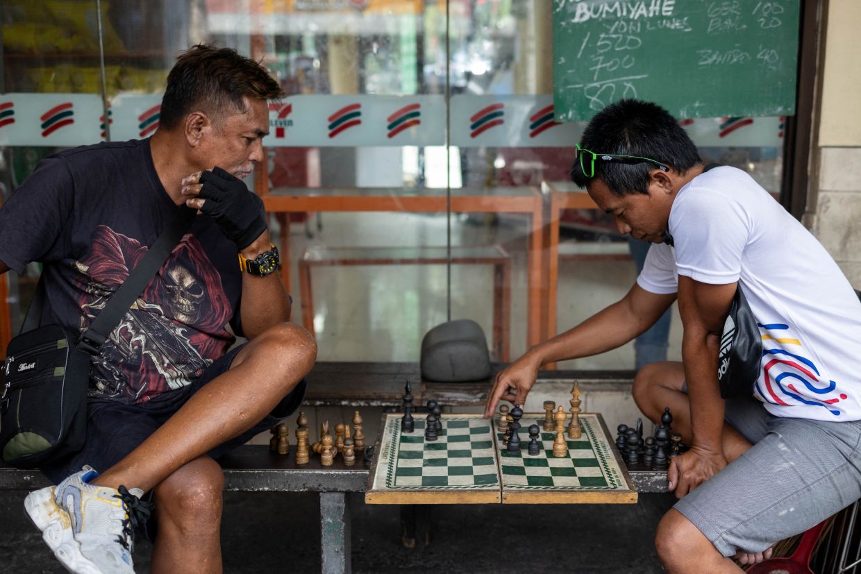Tricycle drivers play chess to pass the time in Manila, Philippines, Sunday, May 4, 2026. -- Photo: REUTERS/Eloisa Lopez