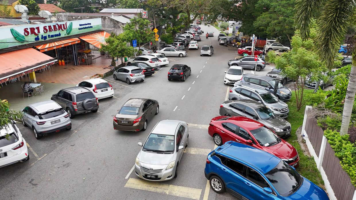 Illegal parking along Jalan Dato Mahmud 11/4 in front of houses has resulted in conflict with residents.