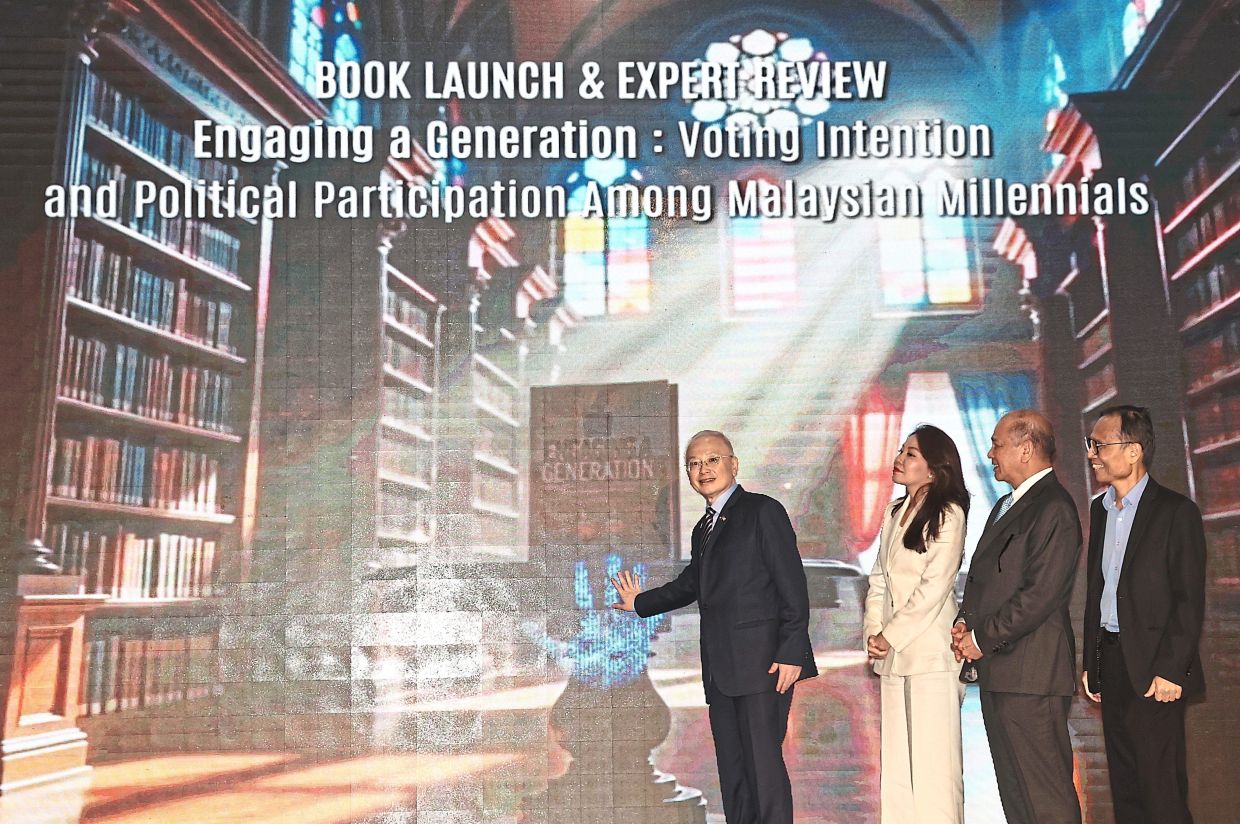 Engaging the digital voter: Dr Wee launching Assoc Prof Ong’s book at TAR UMT. Looking on are (from right) TAR UMT president Prof Datuk Dr Lee Sze Wei and Chan. — AZMAN GHANI/The Star