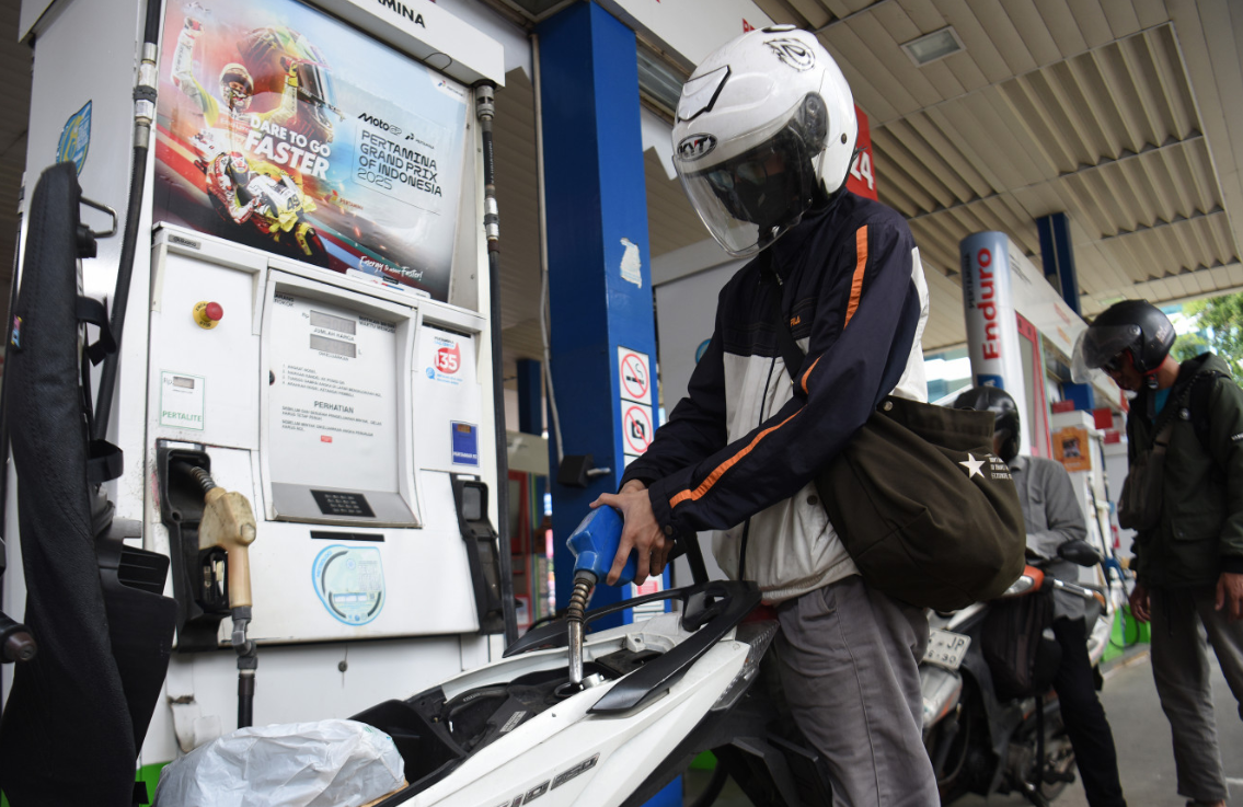 Fuel shortages hit Indonesia's Riau, triggering long lines at gas stations  | The Star