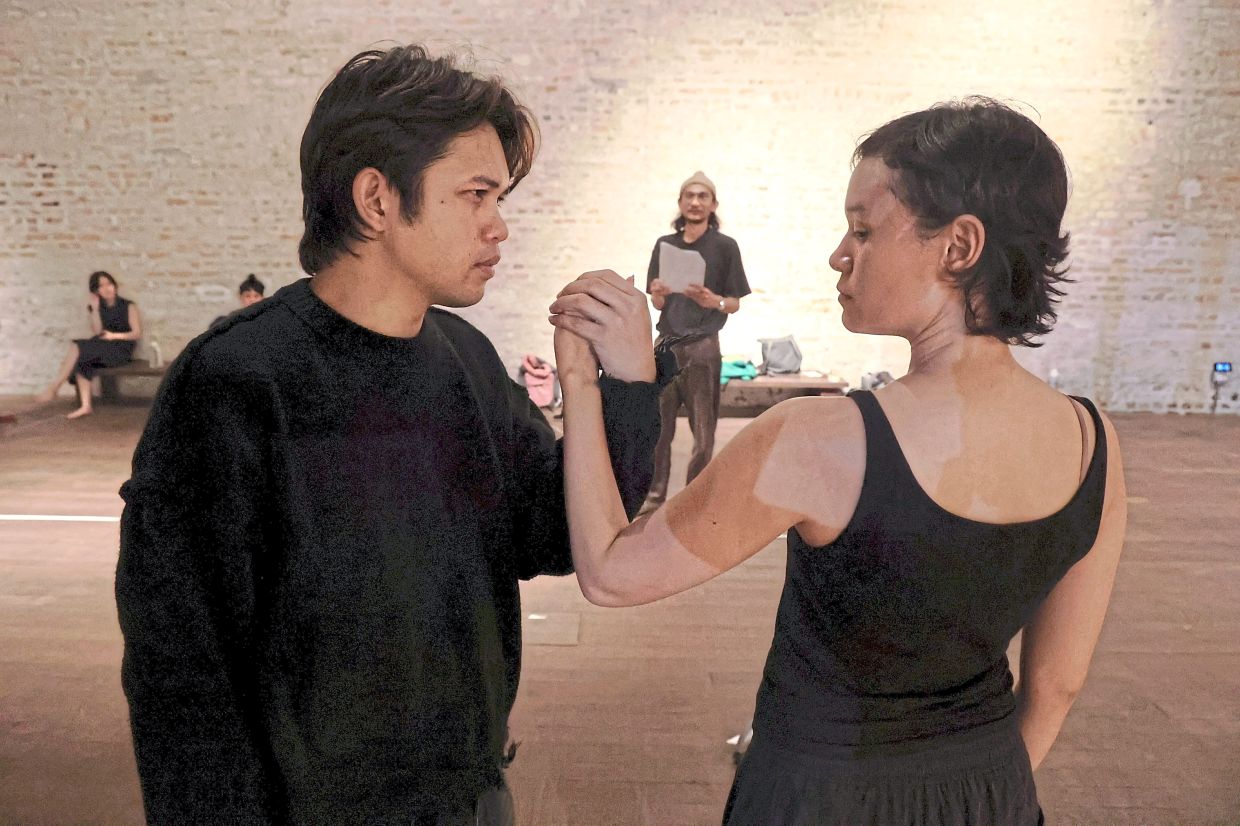 Roshafiq (left) and Aliya portray androids Z-001 and Y-002 as they attempt to understand and simulate human emotions in Odisi Romansa, a theatre show that opens this Friday in Petaling Jaya.