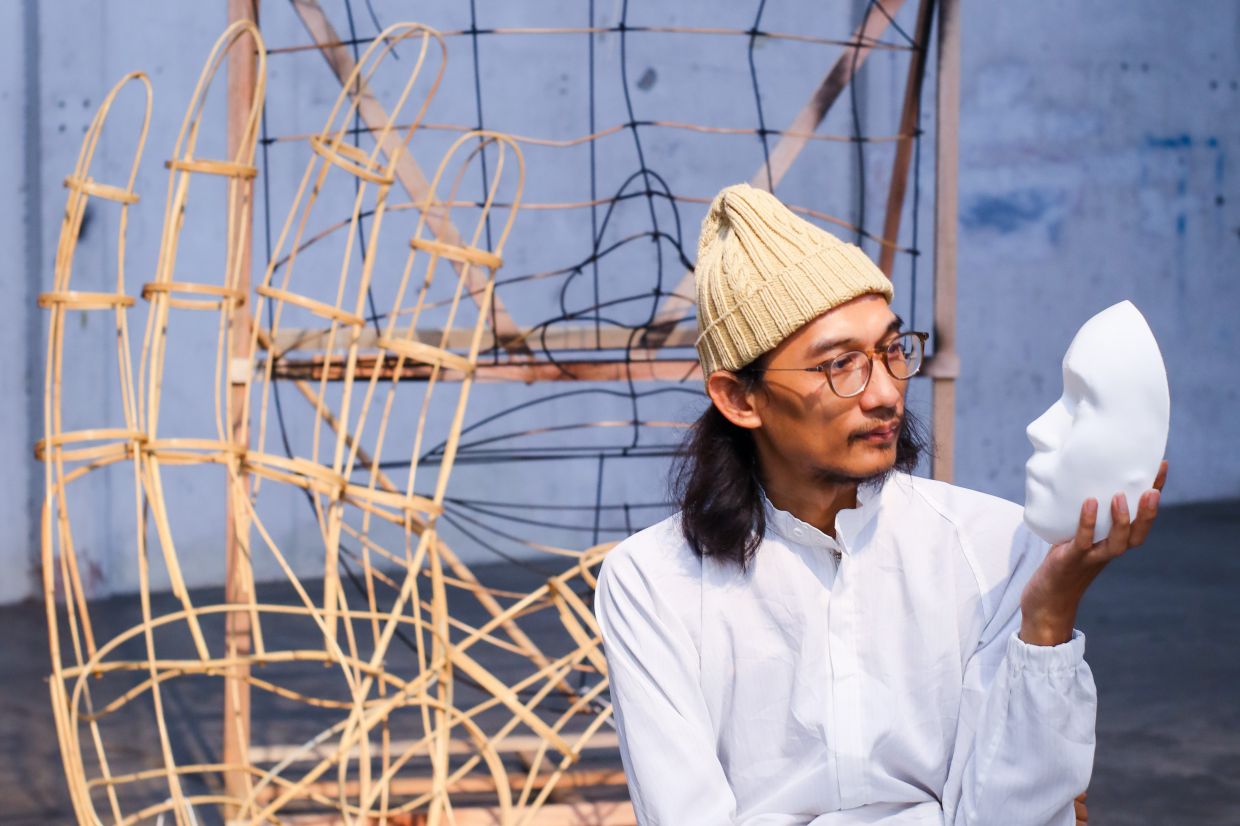 Playwright Ridhwan Saidi explores what defines humanity in Odisi Romansa, a sci-fi play blurring human emotion and android imitation. The production runs at Damansara Performing Arts Centre from May 8 to 17.
