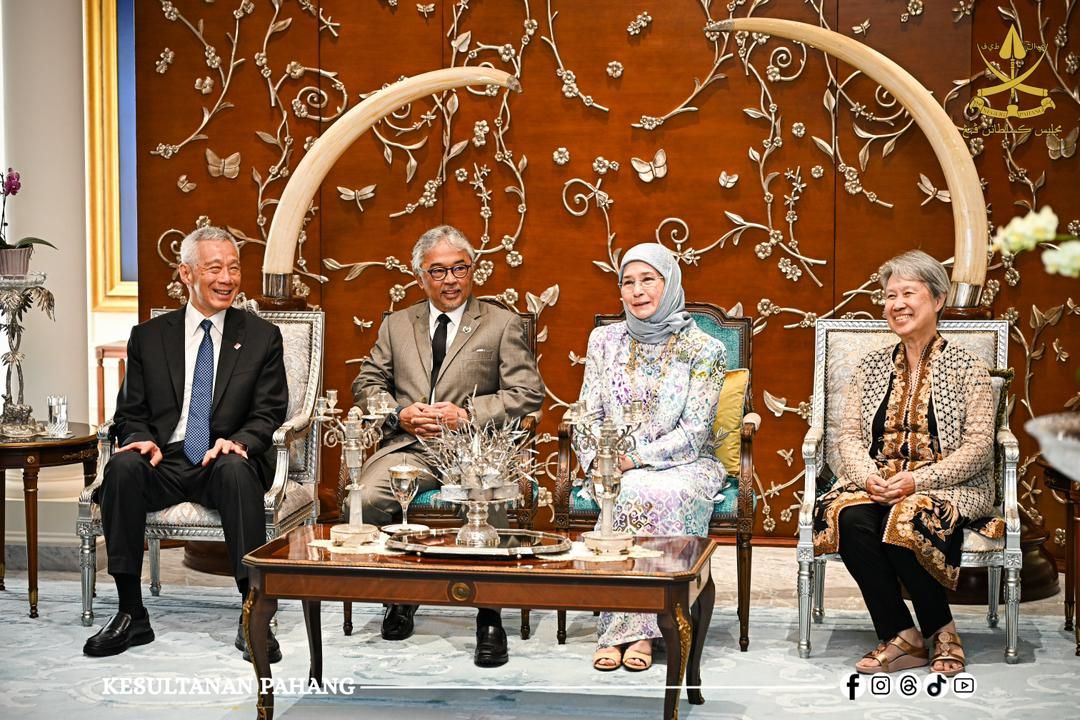The Sultan of Pahang, Al-Sultan Abdullah Ri'ayatuddin Al-Mustafa Billah Shah, granted an audience to Singapore Senior Minister Lee Hsien Loong and his wife Ho Ching at Istana Abdulaziz, here, Tuesday (May 5).