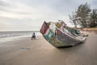 Cursed shores, vanishing boats