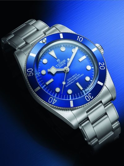 The Black Bay 54 comes on a three-link stainless steel bracelet with polished and satin finishes.