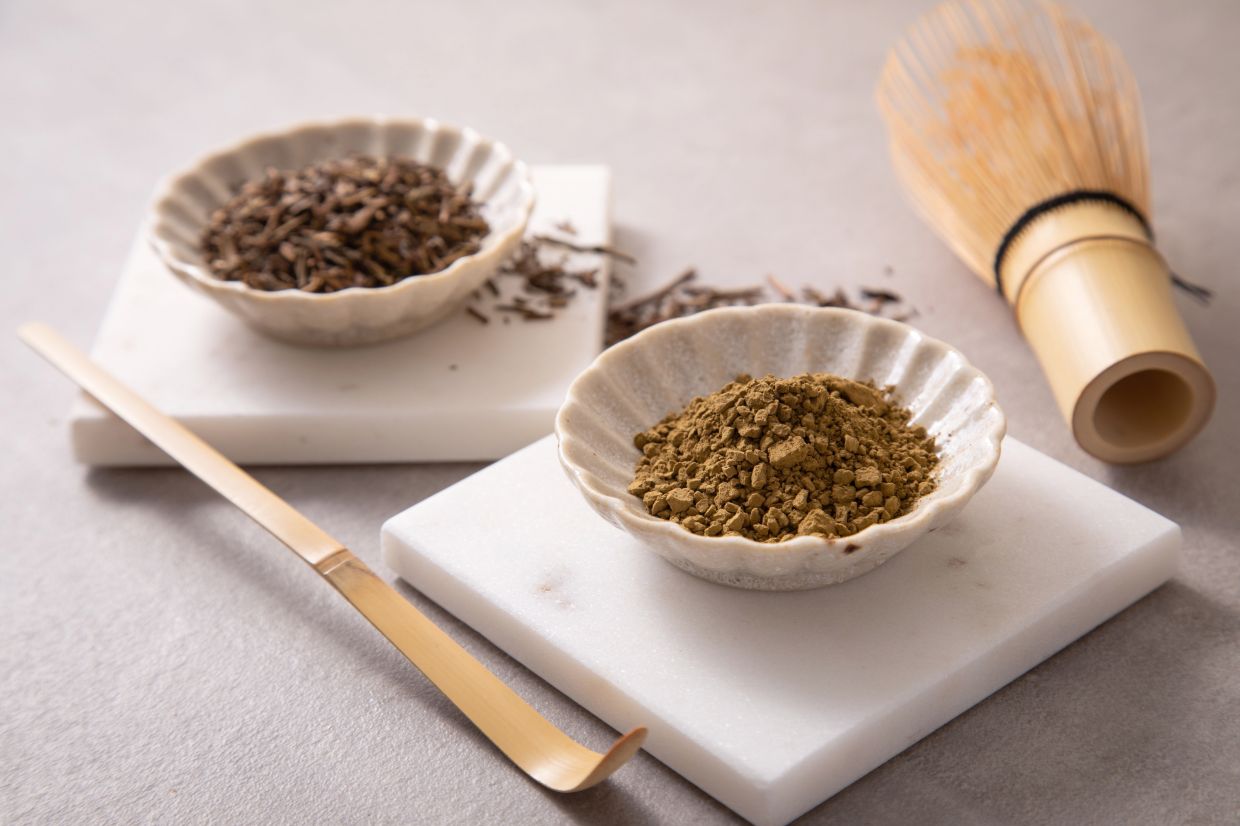 Hojicha tea is available as whole leaves and as a powder. Photo: Christin Klose/dpa