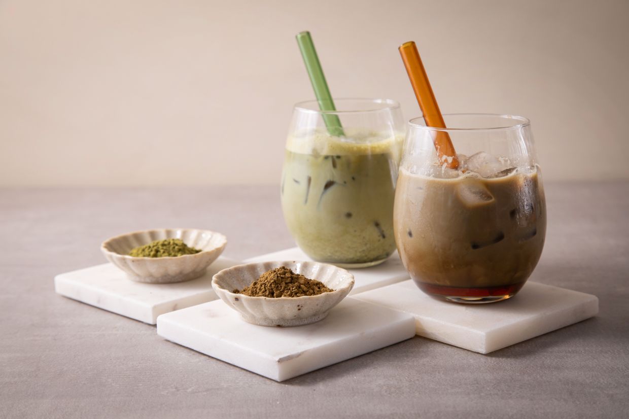 An iced hojicha latte served over ice cubes is a great choice on hot days and quick to make with hojicha powder. Photo: Christin Klose/dpa