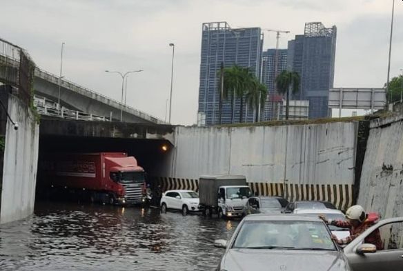 Eight vehicles trapped in Klang Valley flash floods