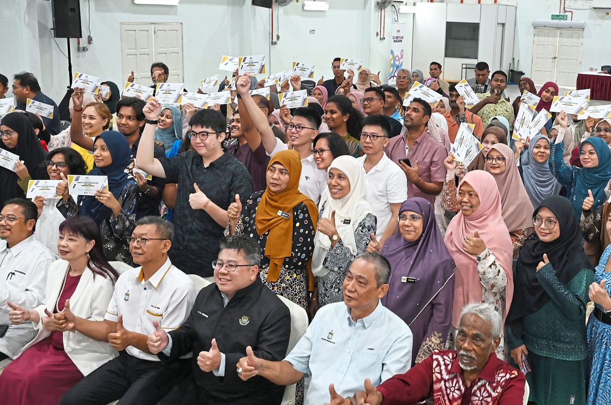 Lim (seated second from left) says the incentive recognises the students’ hard work.