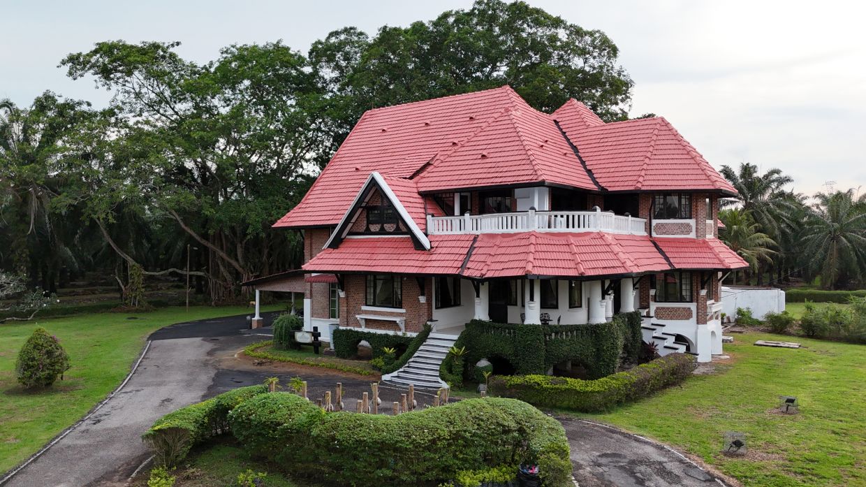 The colonial era bungalow, Hatter’s Castle, now serves as a heritage accommodation as part of ELAEIS GARDENS.
