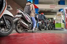 Motorists report waiting up to an hour to refuel, with some leaving empty-handed despite prolonged lines.