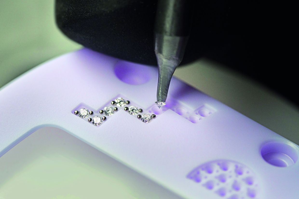 Gem-setting is a complex undertaking, in particular given the extreme hardness of the material.