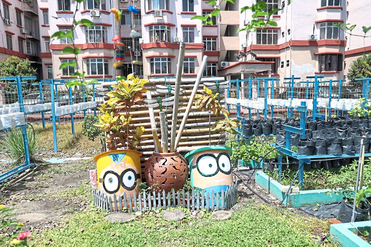 Recyclable materials creatively repurposed as decorative features. 