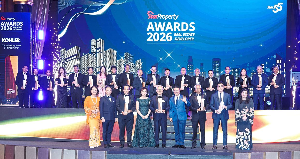 All stars: (Front row, second from left) Chan along with (from left) Wang, StarProperty ‘Iconic Development of the Year’ winner PNB Merdeka Ventures Sdn Bhd chief executive officer Datuk Izwan Hasli Ibrahim, Puan Sri How Teng Teng, StarProperty ‘Real Estate Icon of the Year’ winner Tan Sri Liew Kee Sin, Nga, Sime Darby Property group managing director and chief executive officer Datuk Seri Azmir Merican, TSLAW Land executive director Law Wai Cheong, Ng and all the award winners at Sunway Resort Hotel in Petaling Jaya. — GLENN GUAN/The Star