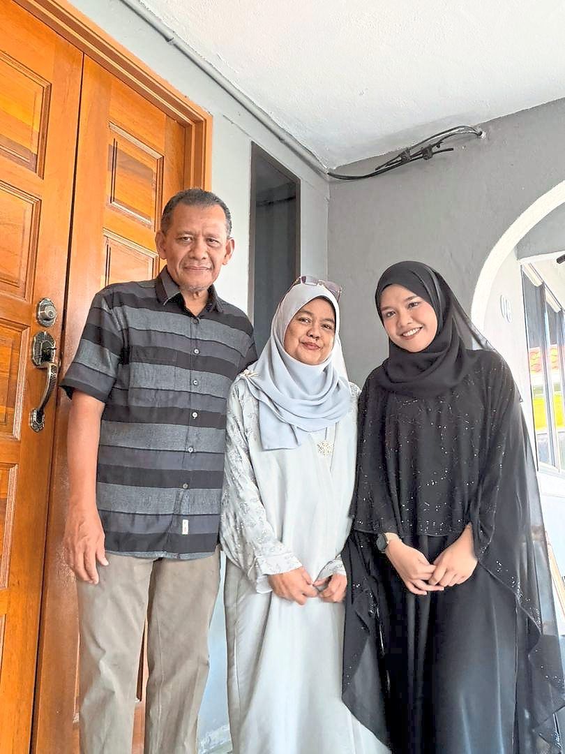 Norfiza (centre) has spent years balancing the books during a long-distance marriage. Photo: Norfiza Nor Ariffin