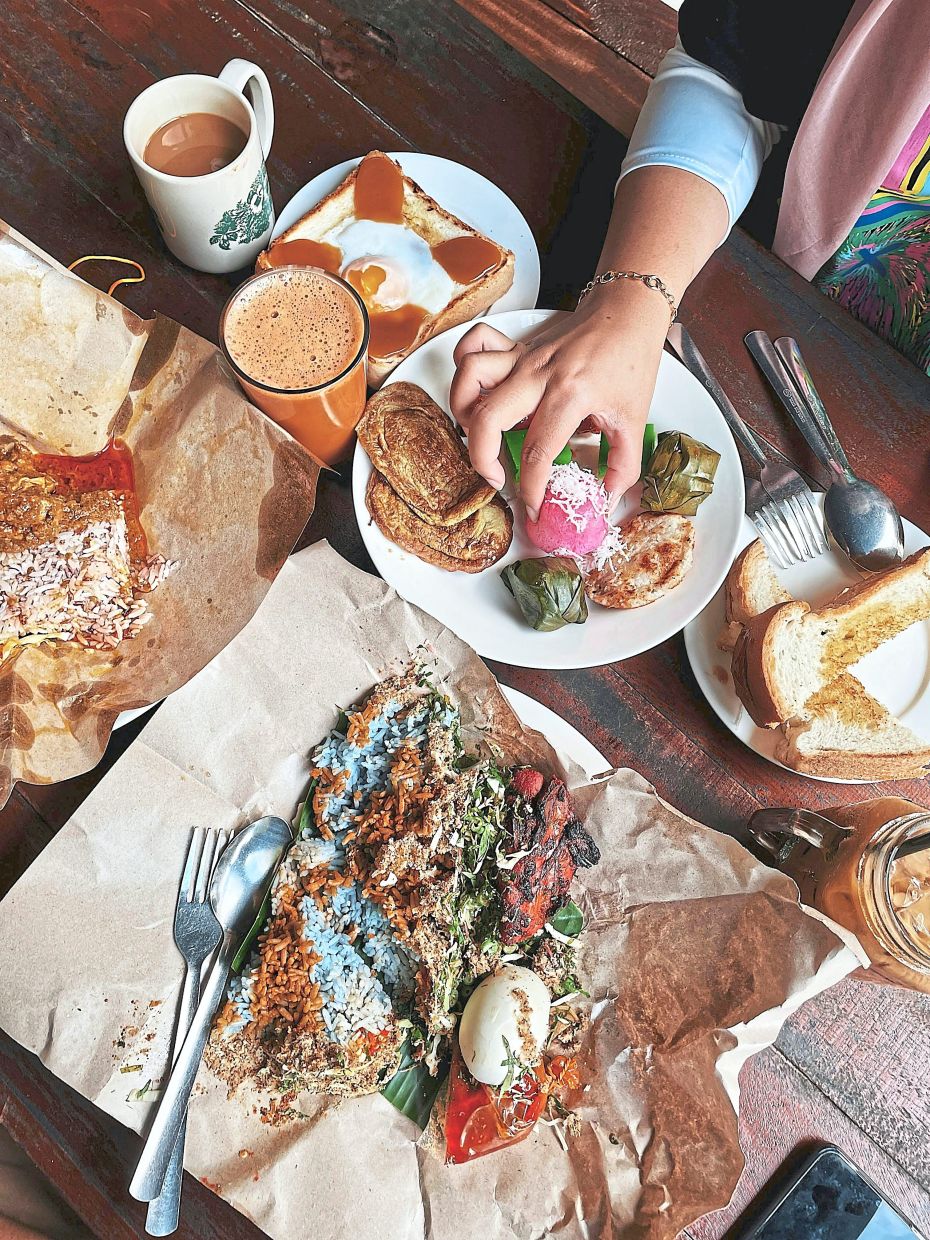 Take your mother on a culinary voyage through Malaysia’s vibrant food scene.