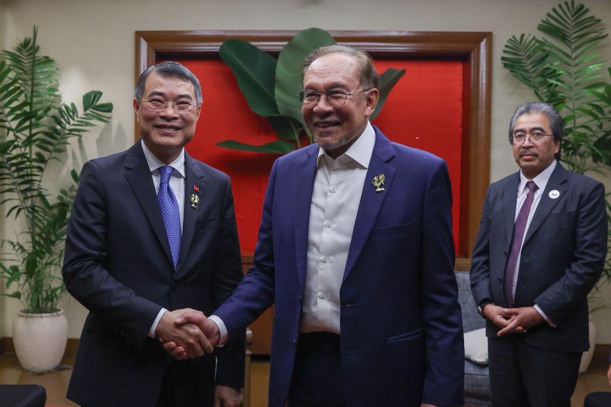 Prime Minister Datuk Seri Anwar Ibrahim exchanges greetings with Vietnamese Prime Minister Le Minh Hung during a bilateral meeting on the sidelines of the 48th ASEAN Summit and Related Summits in Cebu, Philippines. -- Photo: Bernama