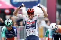 Cycling-Magnier avoids crash and sprints to win Giro d'Italia opening stage