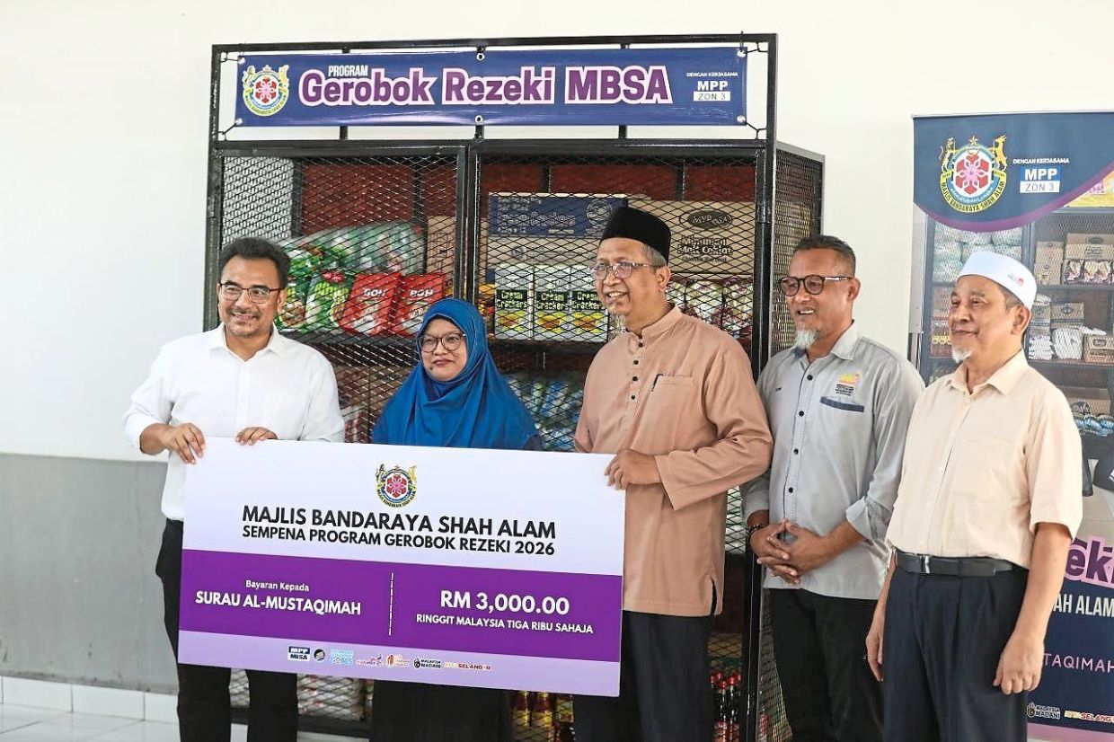 The community cupboards are typically located in high-traffic public areas such as mosques, surau and educational institutions.