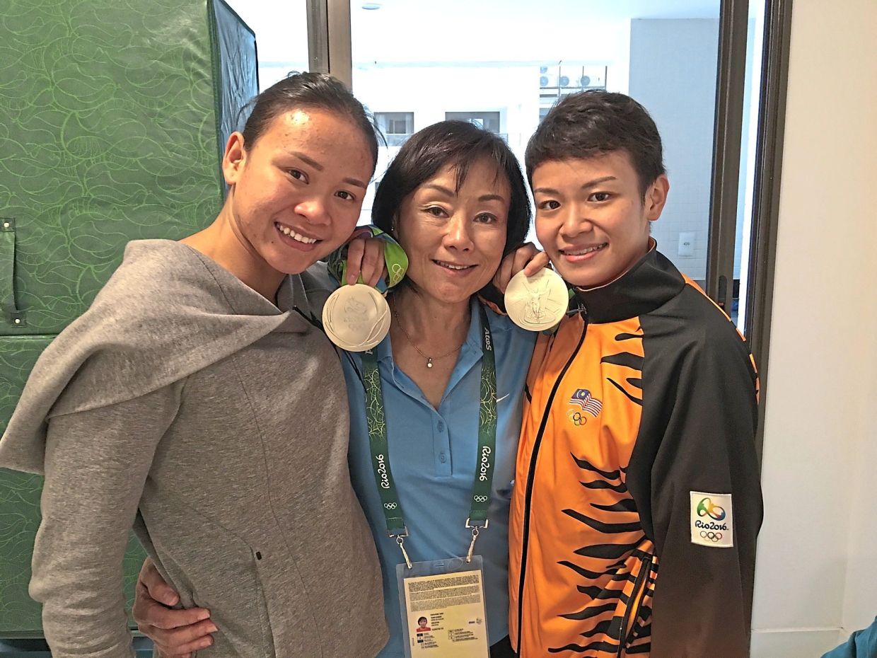 Tan (centre) with 2016 Rio Olympics silver medallists Pandelela (left) and Cheong. — Handout
