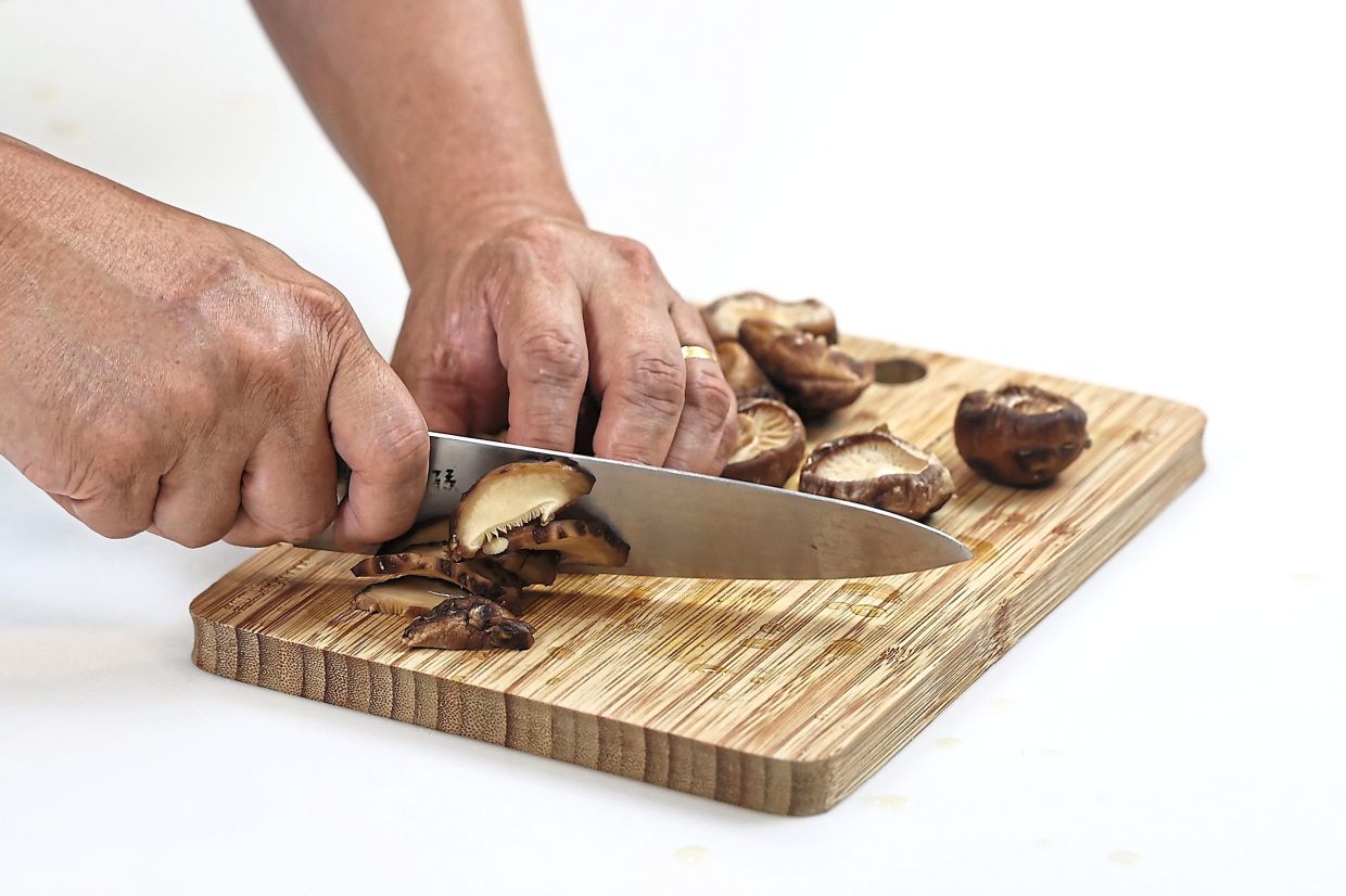 Pressure cook the peanuts and sliced mushrooms in their soaking liquid for 40 minutes.