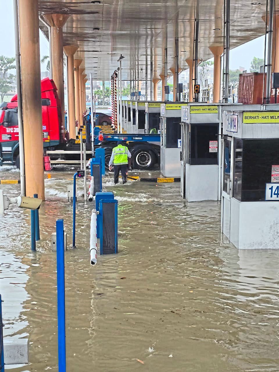 Flooding at the Awan Besar toll plaza on Kesas following heavy rain on May 6. — Photo courtesy of Amanat Lebuhraya Rakyat