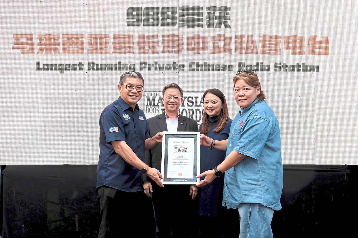 Proud moment: Woo (right) receiving a certificate of recognition from Malaysia Book of Records CEO Christopher Wong (left) as the country’s longest-running private Chinese radio station. Looking on are Chan (second from left) and Minister in the Prime Minister’s Department (Federal Territories) Hannah Yeoh. 