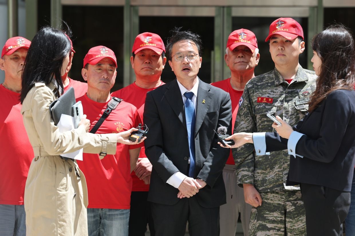 Democratic Party of Korea Rep. Park Joo-min (centre) and members of a Marine Corps reserve forces group speak to reporters Friday following former Marine Corps 1st Division commander Lim Seong-geun's sentencing. - Photo: Yonhap