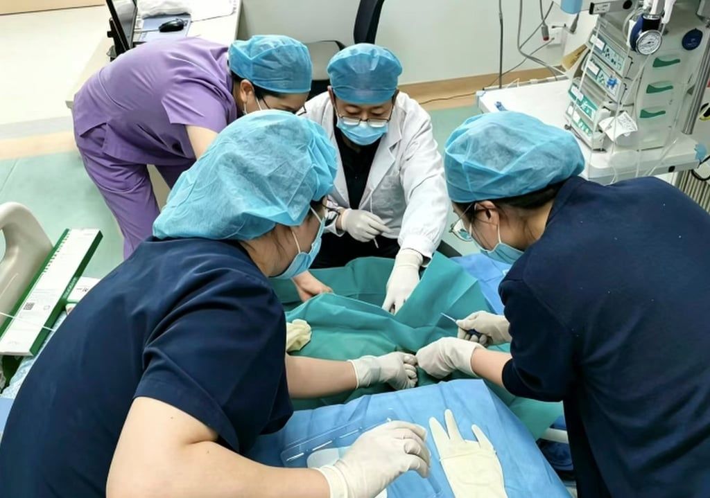 Medical staff, above, perform surgery on the four-year-old. His parents expect him to make a full recovery. - Photo: Sohu