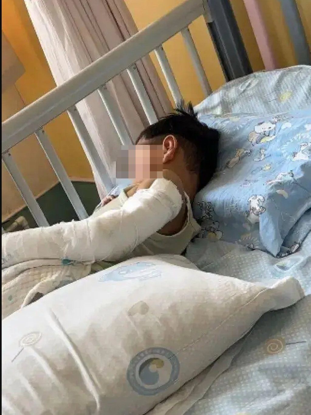 The youngster lies in his hospital bed. Doctors gave him a five per cent chance of survival. - Photo: Sohu