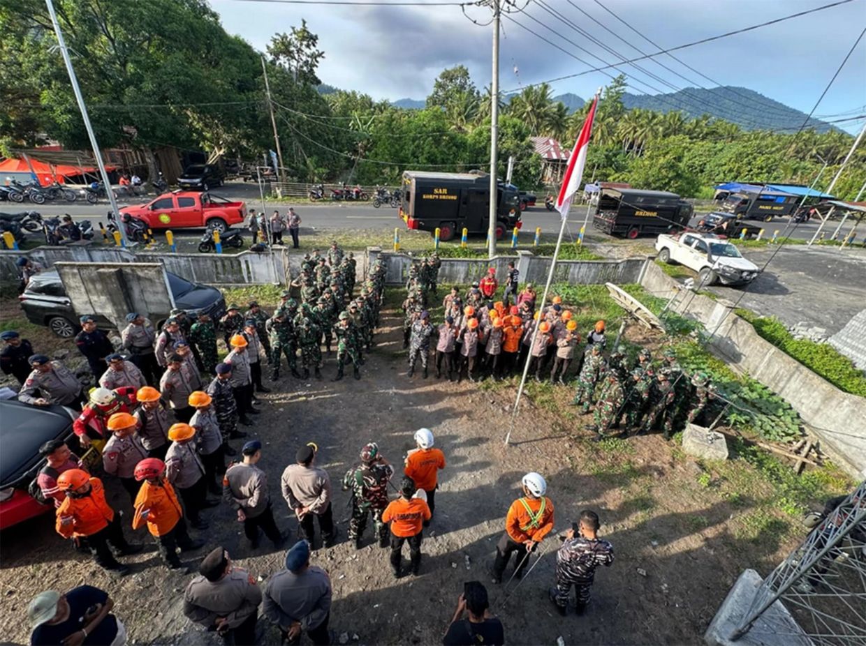 Indonesian personnel resumed the search for three hikers, including two Singaporeans, on May 9. -- PHOTO: INDONESIA’S NATIONAL SEARCH AND RESCUE AGENCY