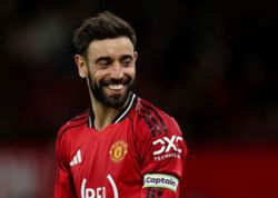 Soccer-Man United's Fernandes and City's Shaw win FWA Footballer of the Year awards
