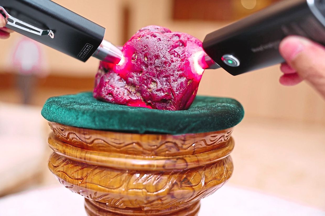 It is described as having a purplish-red hue with yellowish undertones, a high-­quality colour grade, moderate transparency and a highly reflective surface.