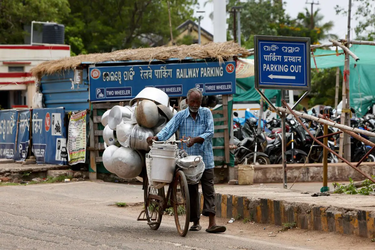 Too hot to work, too poor to stop: How insurance protects India's informal workers during heatwaves | The Star