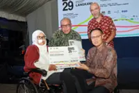 Artist Norfatihah Yusof wins Bakat Muda main prize, receives award after road accident