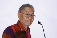 10,000 traffic cops to undergo early lung disease screening, says Dzulkefly
