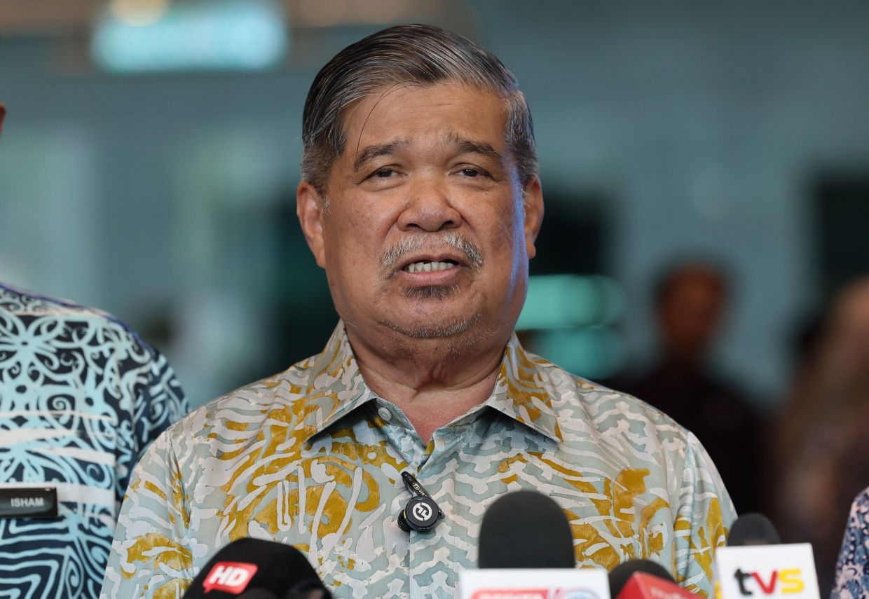 The supply of sea-caught fish in the country is still sufficient and remains at a controlled level, although deep-sea fishing boat operators are facing increased operating costs due to the rise in diesel prices, says Mohamad Sabu.