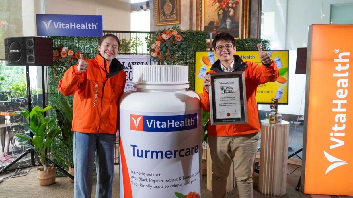 (From left) Pearly Tan (VitaHealth ambassador) and Dr. KS Beh (CEO of VitaHealth Malaysia & Singapore) at the Malaysia Book of Records certificate presentation for “Most Turmeric-based Supplements Sold in a Year.”